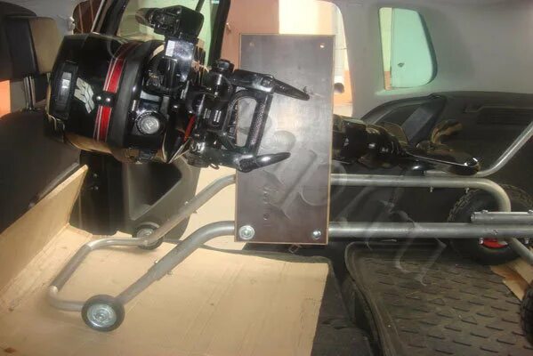 Как перевозить 4-х тактный лодочный мотор. 4 тактный лодочный мотор. Транспортировка четырехтактного лодочного мотора. Перевозить лодочный мотор 2 тактный. 8 в багажнике.