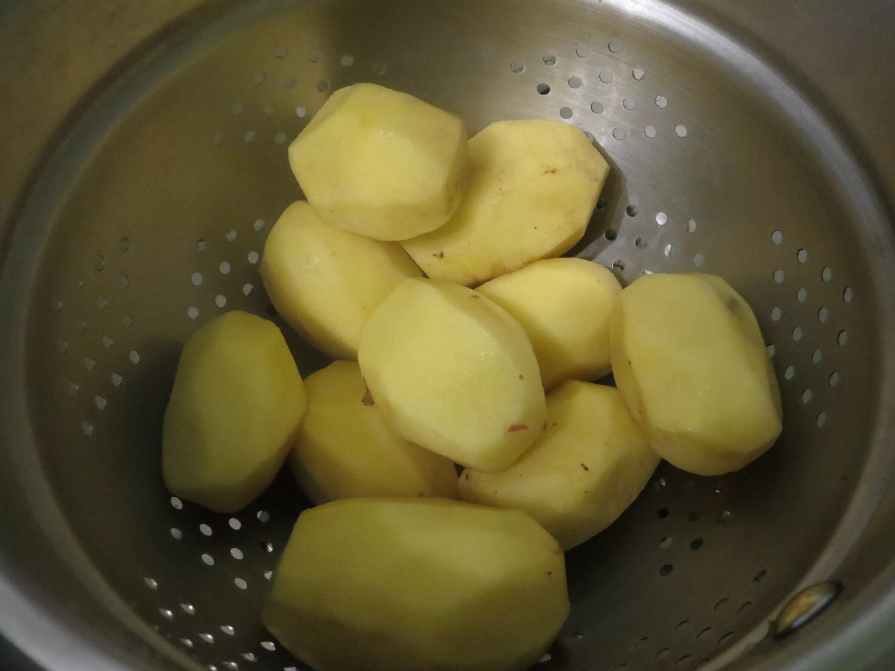Картошка в воде на ночь. Картофель очищенный. Картофель домашний. Чистка картофеля. Для очистки картофеля от кожуры.