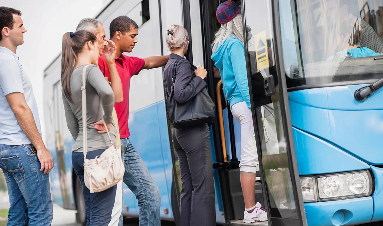 Public o. Люди в транспорте. Пассажиры в автобусе. Пассажиры общественного транспорта. Люди заходят в автобус.