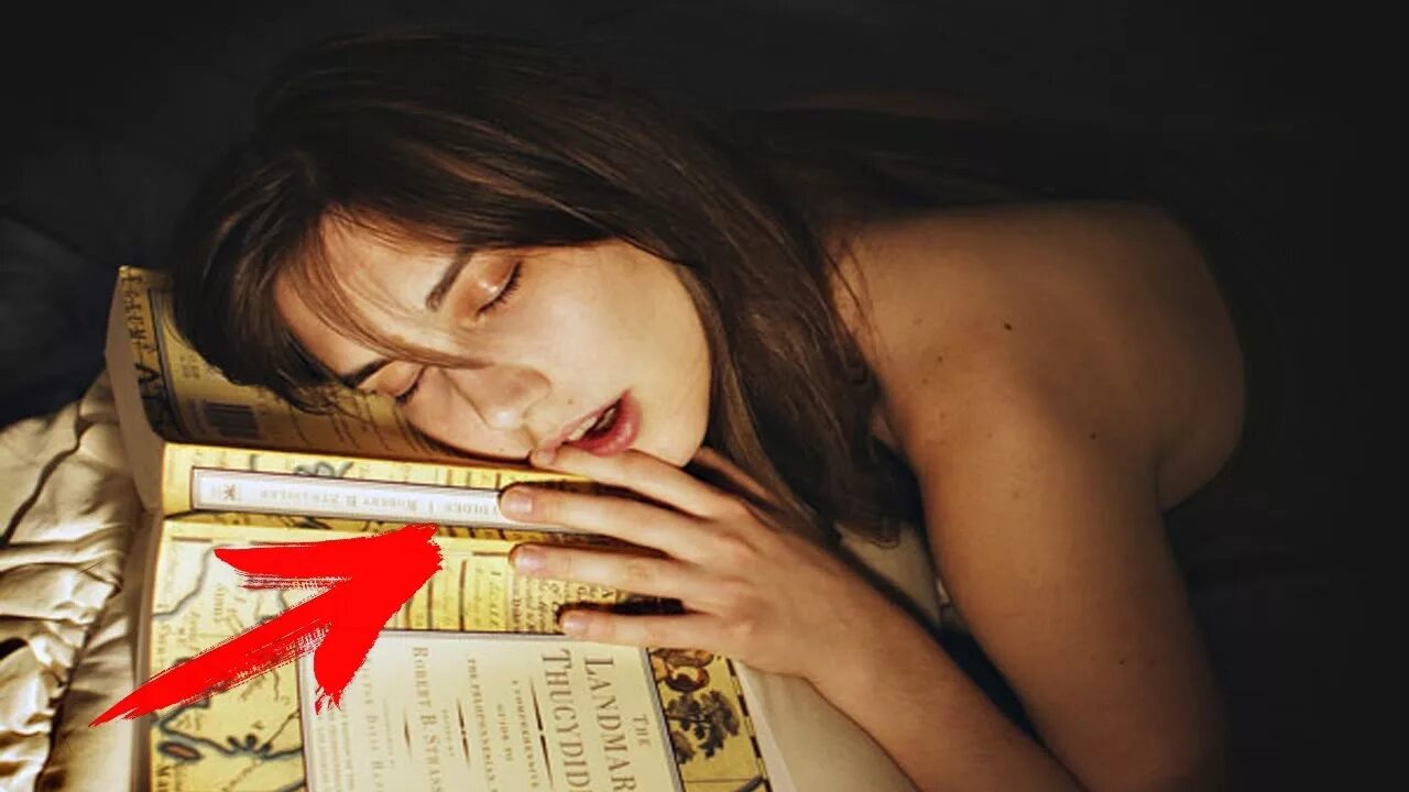 Сон мертвые за столом. Девушка спит. Девушка с книгой. Девушка спит с книгой. Уснул за книгой.