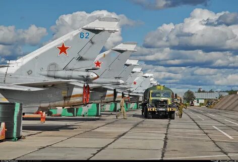 Самолеты на военном аэродроме морозовск
