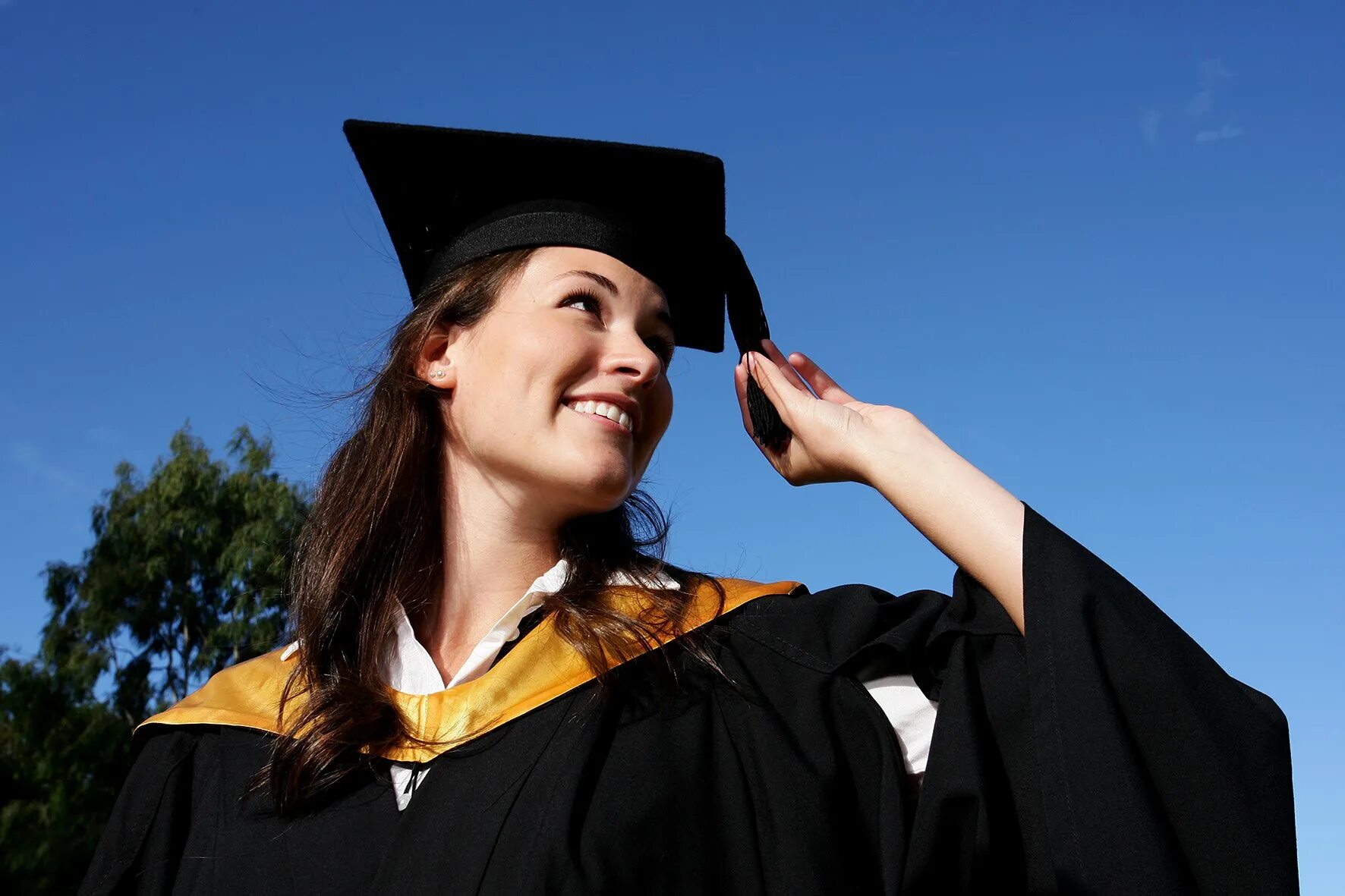 Graduating student is. Студент бакалавр. Девушка выпускница вуза. Бакалавр в Германии. Девушка бакалавр.