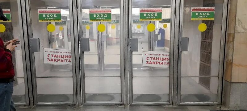 Метро 1905 екб закрыли? 2023. Подземное метро в екатеринбурге. Екатеринбургский метрополитен. Метро екатеринбург закрыли. Люди в метро.