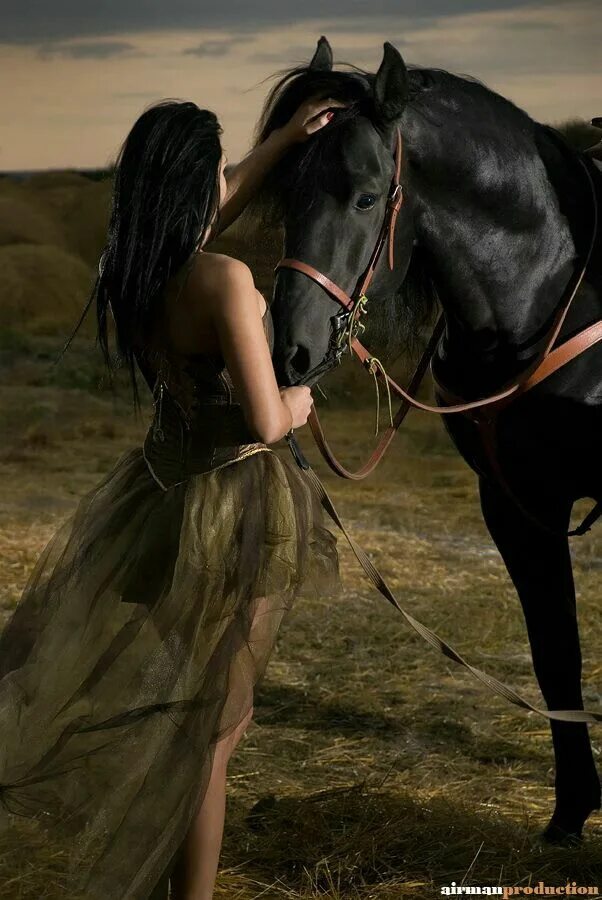 Девки и лошади. Девушка с лошадью. Брюнетка на лошади. Девочка на лошади. Красивая девушка на коне.