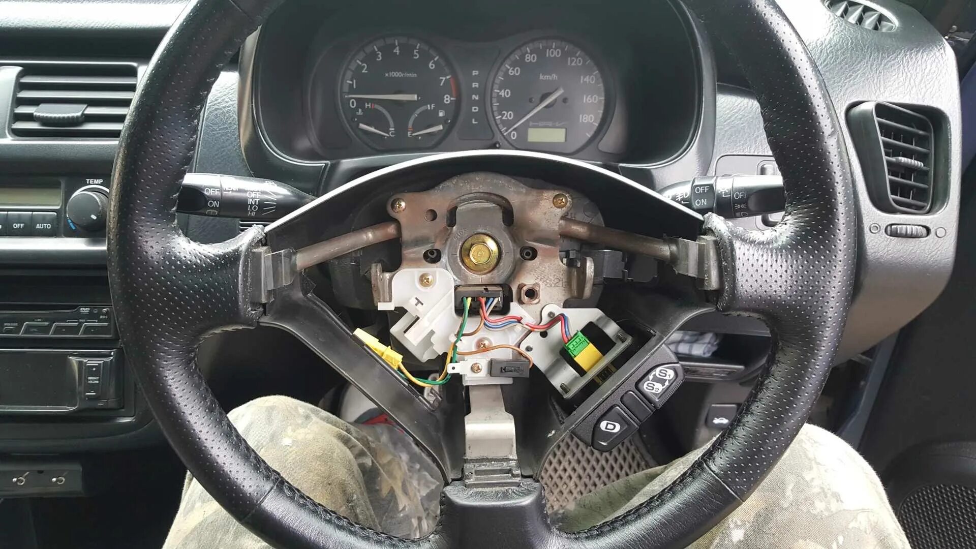 Крутит руль. Калиновский руль на ваз 2114. Заменить руль. Руль витц 2001 кожа. Старый руль руль драный фото.