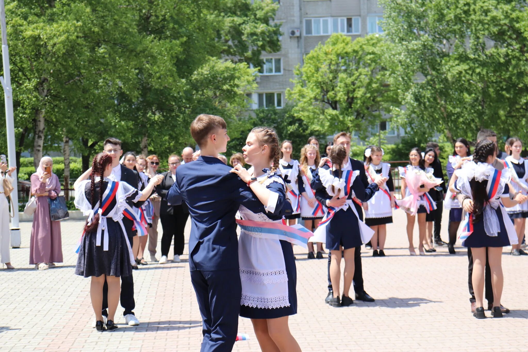 Выпускной вальс последний звонок. Выпускники школы. 25 Мая выпускной. С выпускным из школы. Выпускной вальс.