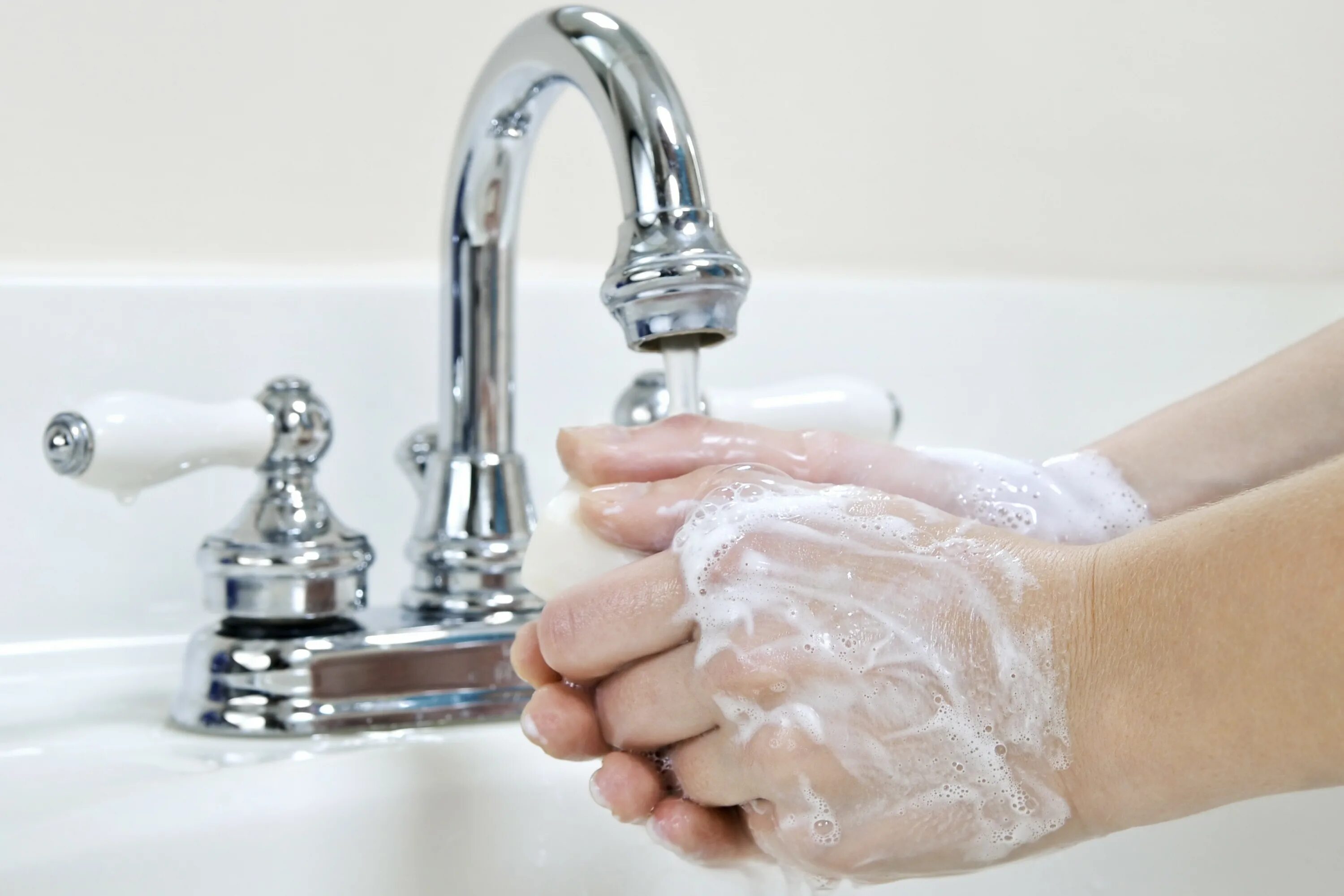 Мыть руки под краном. Мыть руки под краном. Кран для мытья рук. Руки под краном. Мыльные руки под краном.