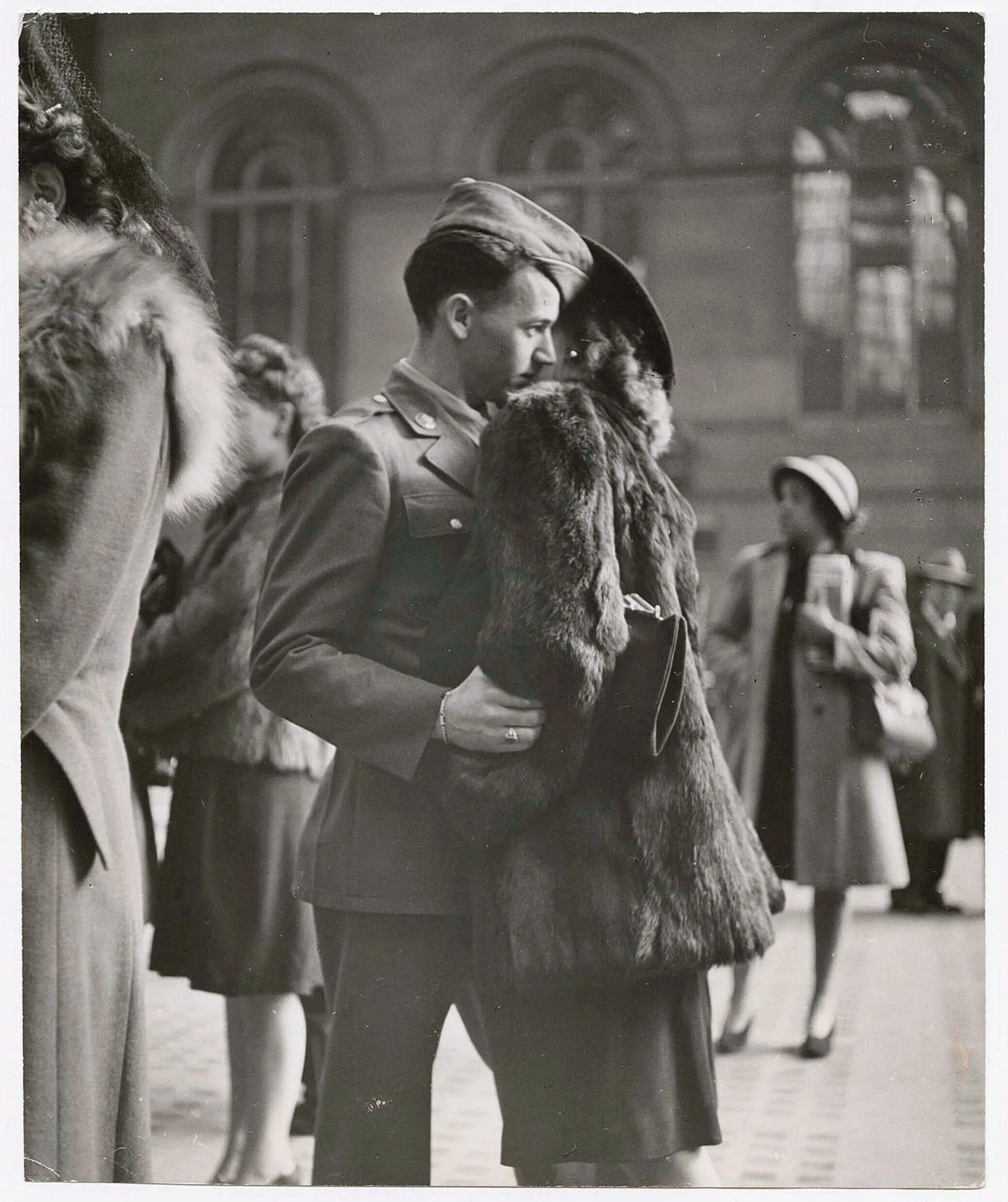 Прощание. Прощание влюбленных на Пенсильванском вокзале в 1943. Прощание с солдатами на вокзале 1941. Влюбленные на войне. Прощание на вокзале на войну.