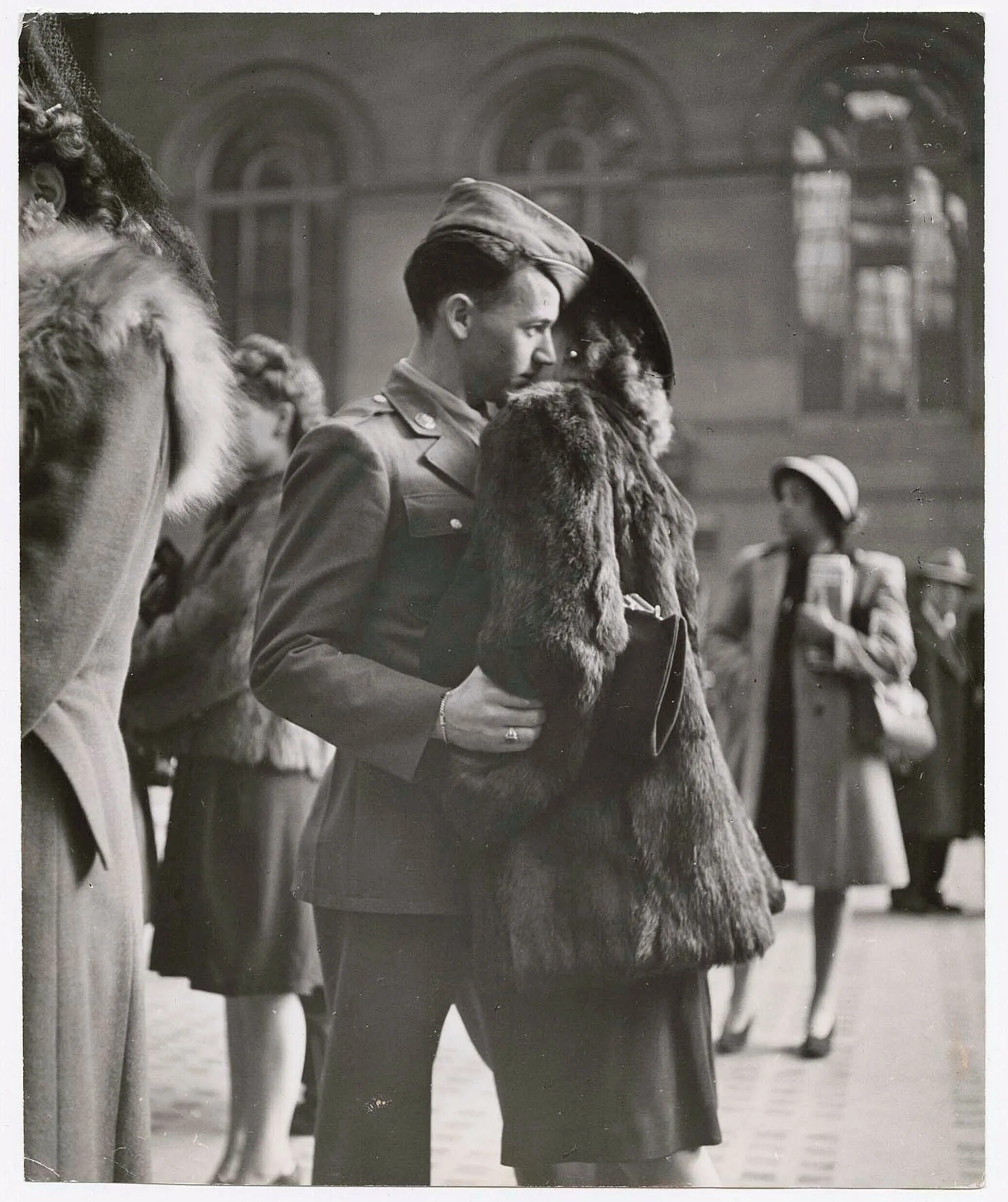 Старое прощание. Прощание влюбленных на Пенсильванском вокзале в 1943. Alfred Eisenstaedt. Девушка провожает.