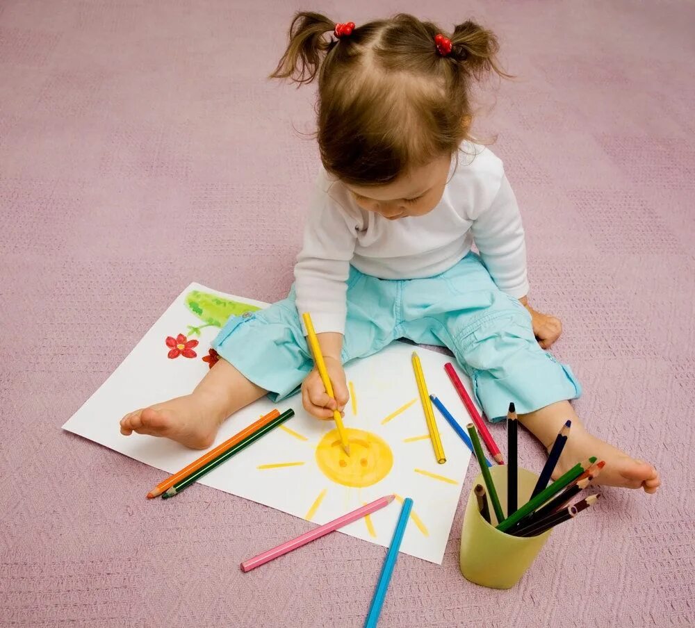 Что делают дети в 3 года. Дети творчество. Творческие занятия для детей. Занятия творчеством для детей. Творчество рисование.