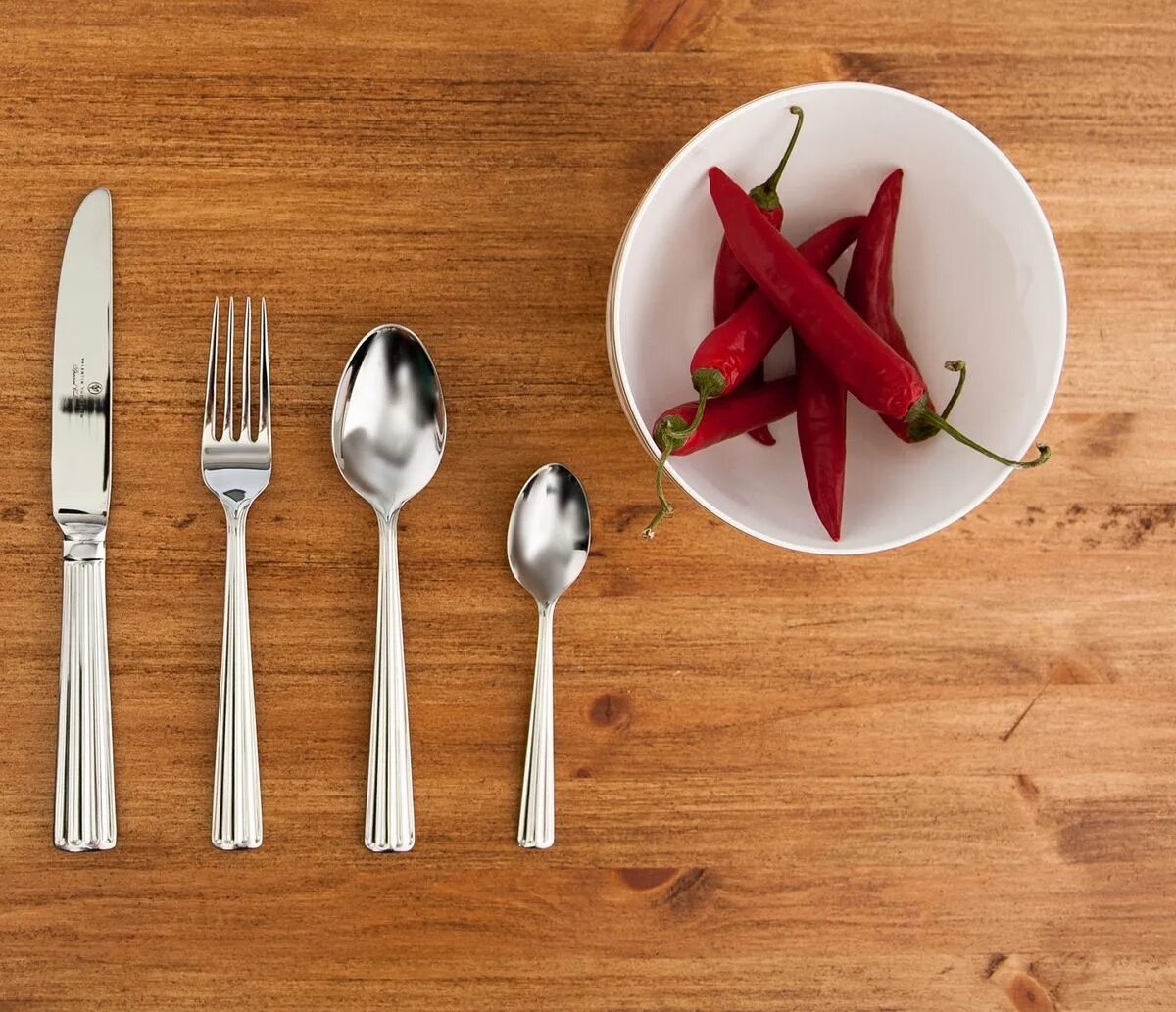 Вилки amefa. Ложка на столе. Нож для стейка на столе. Ножик на столе. Кухонный нож на столе.