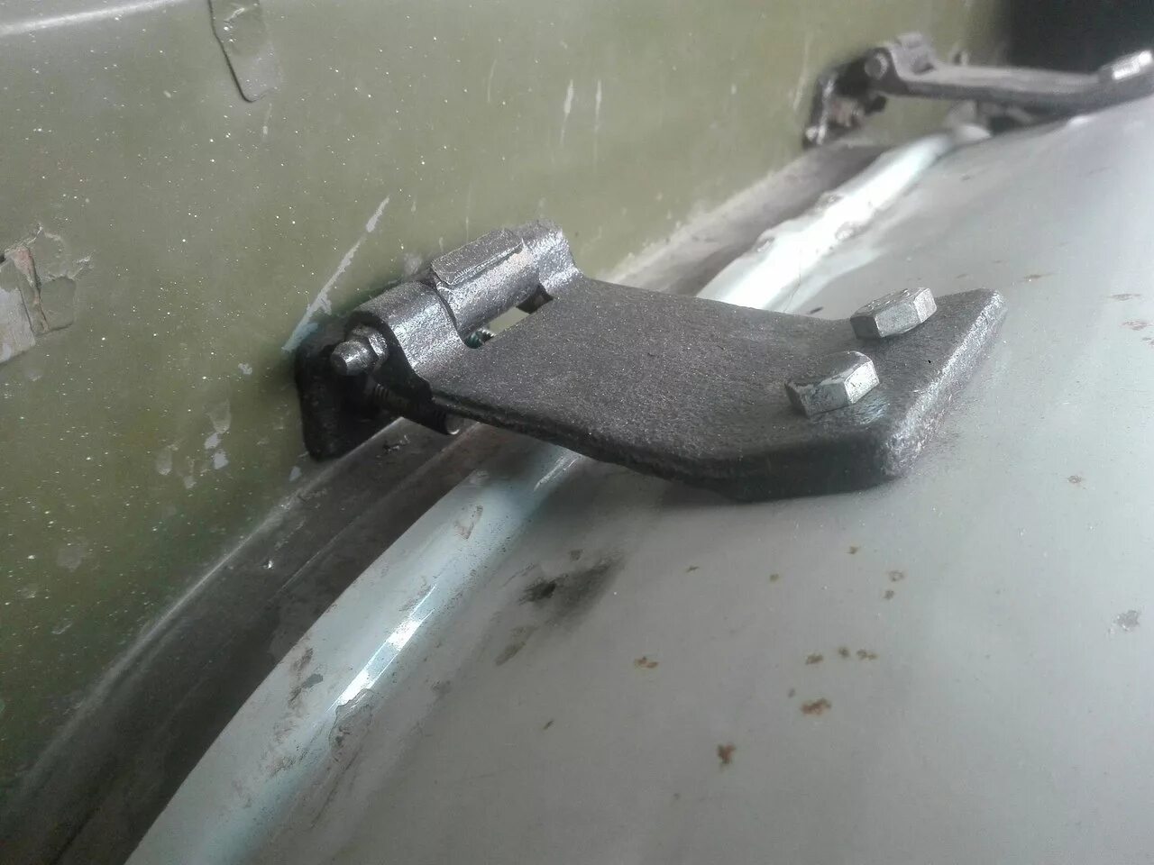 Накладки на петли уаз 3303. Петля уаз 3303. Ось дверной петли уаз 3303. Буксировочные петли уаз 39045. Накладка петли двери уаз буханка.