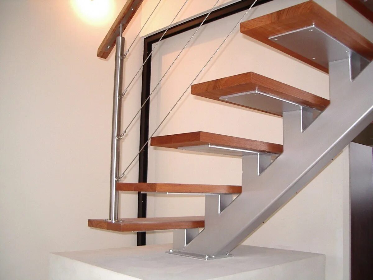 Лестница металл 40на40. 210. Лестница из профильной трубы 100х50 поворотная. Лестница из металла. Лестница металл 40на40 труба.