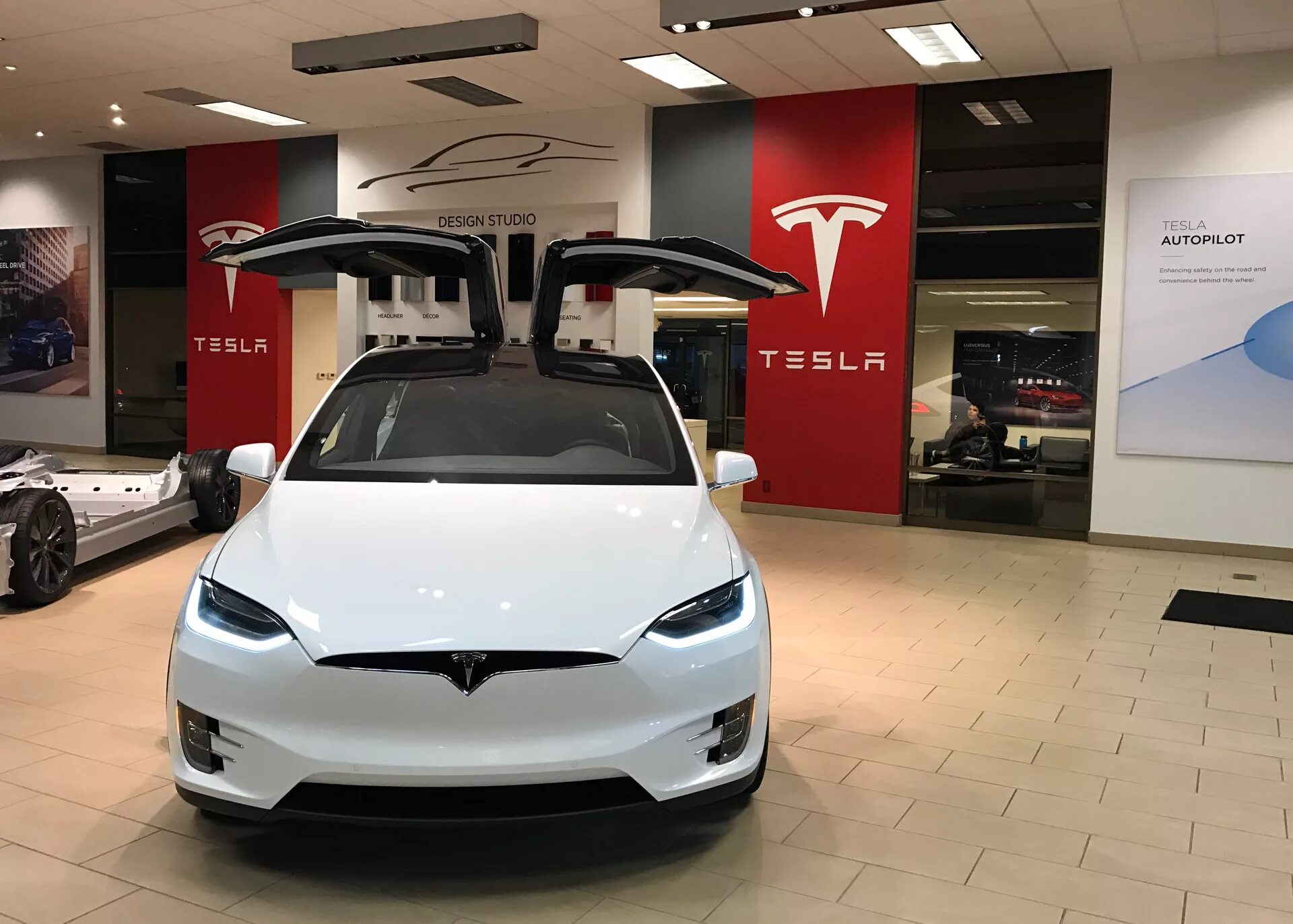 Тесла новая в россии. Tesla электрокар 2023. Tesla model x 2023. Tesla model x 999. Шоу рум Тесла.