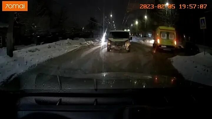 Автомобили и люди в городе. Инцидент 37. Парень в машине. Мазда на парковке. Инцидент 37.