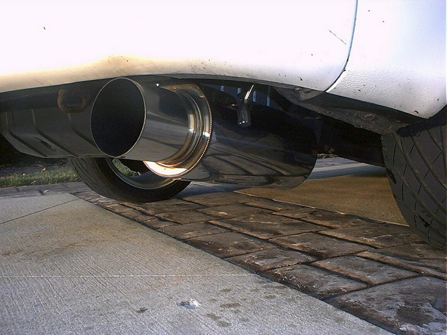 Hks legamax premium. Выхлопная система прямоток. Прямоток на машину. Bmw e30 глушитель банка. Прямоток на машину.