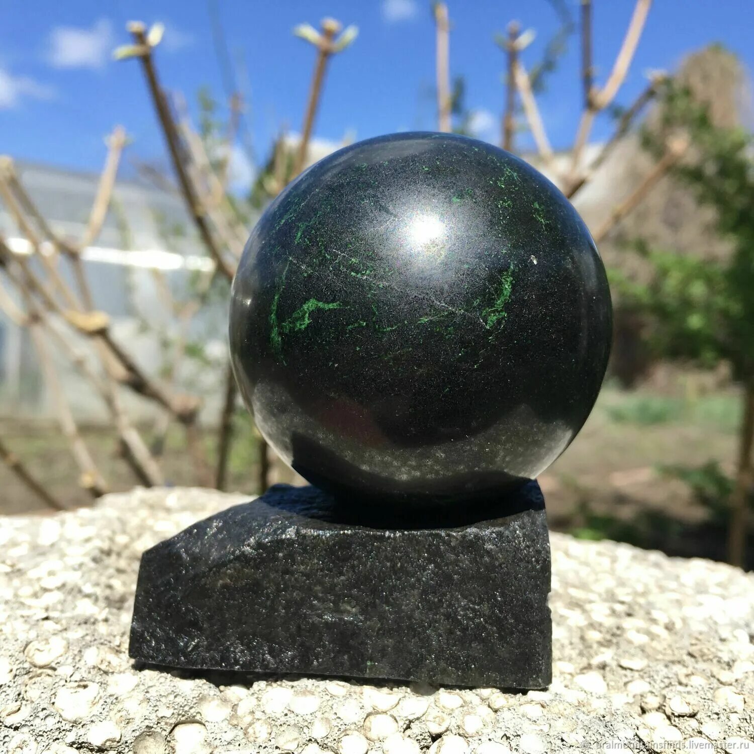 59 шаров. Каменный шар. Зелёный гранат камень. Винтовой шар из камня. Черный каменный шар.