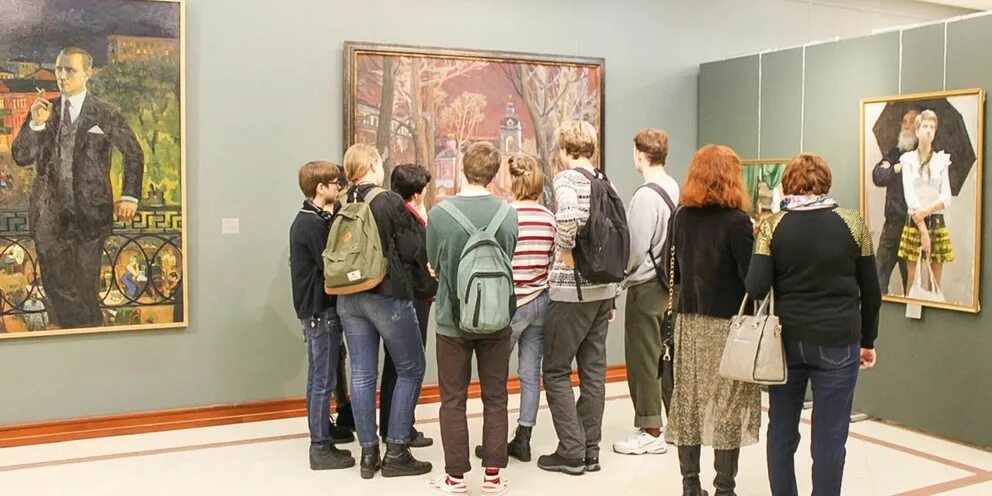 Девушка в музее. Друзья галереи. Друзья галереи. Фирменный стиль третьяковской галереи. Друзья галереи.