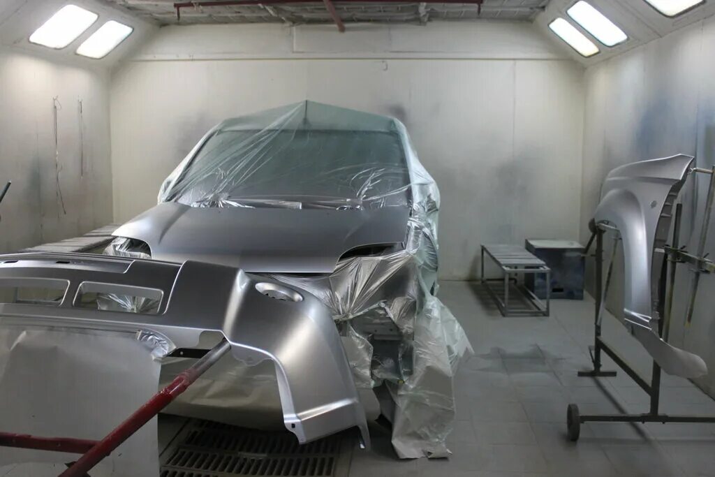 машина на стапеле. кузовные работы ростов. рихтовка кузова. стапель для кузовного ремонта. ремонт кузова автомобиля.