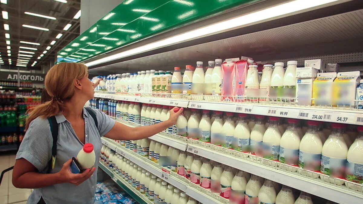 свердловское молоко. молочная продукция в магазине. картинки режим работы молочного магазина. премиальное молоко. правильное молоко аисфер продукция.