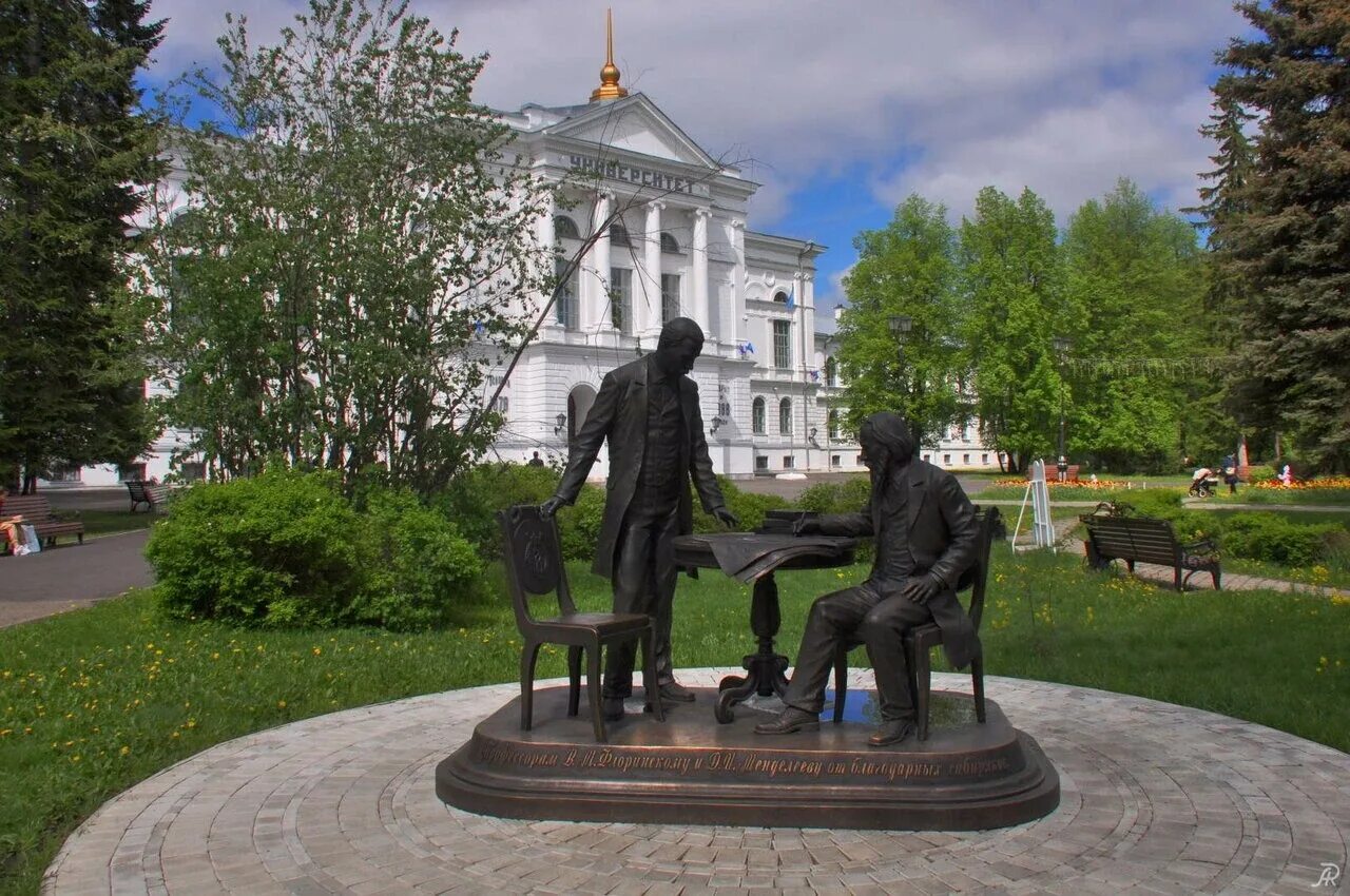 Город томск страна. Памятники примечательности Томска. Томск университет памятник Менделееву и. ТГУ памятник Флоринскому и Менделееву Томск. ТГУ Томск памятник.