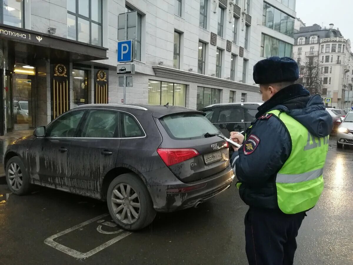 Инвалиду можно парковаться на платной парковке. Припарковался на месте для инвалидов. Место для инвалидов на парковке. Парковка для инвалидов штраф. Штраф за парковку на инвалидном месте.