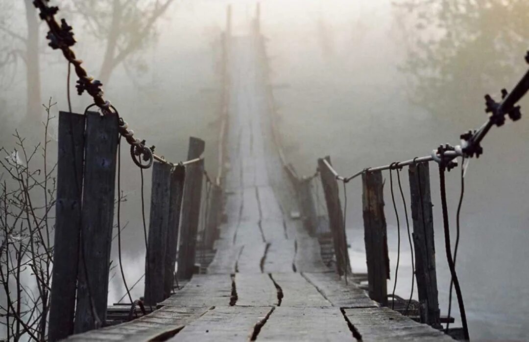 Подвесной мост в тумане. Веревочный мост. Белые мосты. Веревочный мост в тумане. Картина мост в тумане.