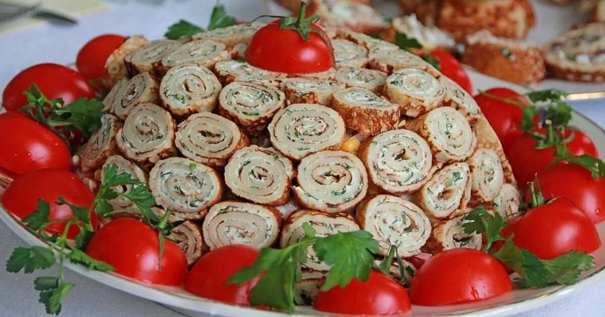 Куриный салат с баранками от бельковича. Бублик с салатом внутри. Куриный салат с виноградом. Куриный салат с баранками от бельковича. Tuna salad.
