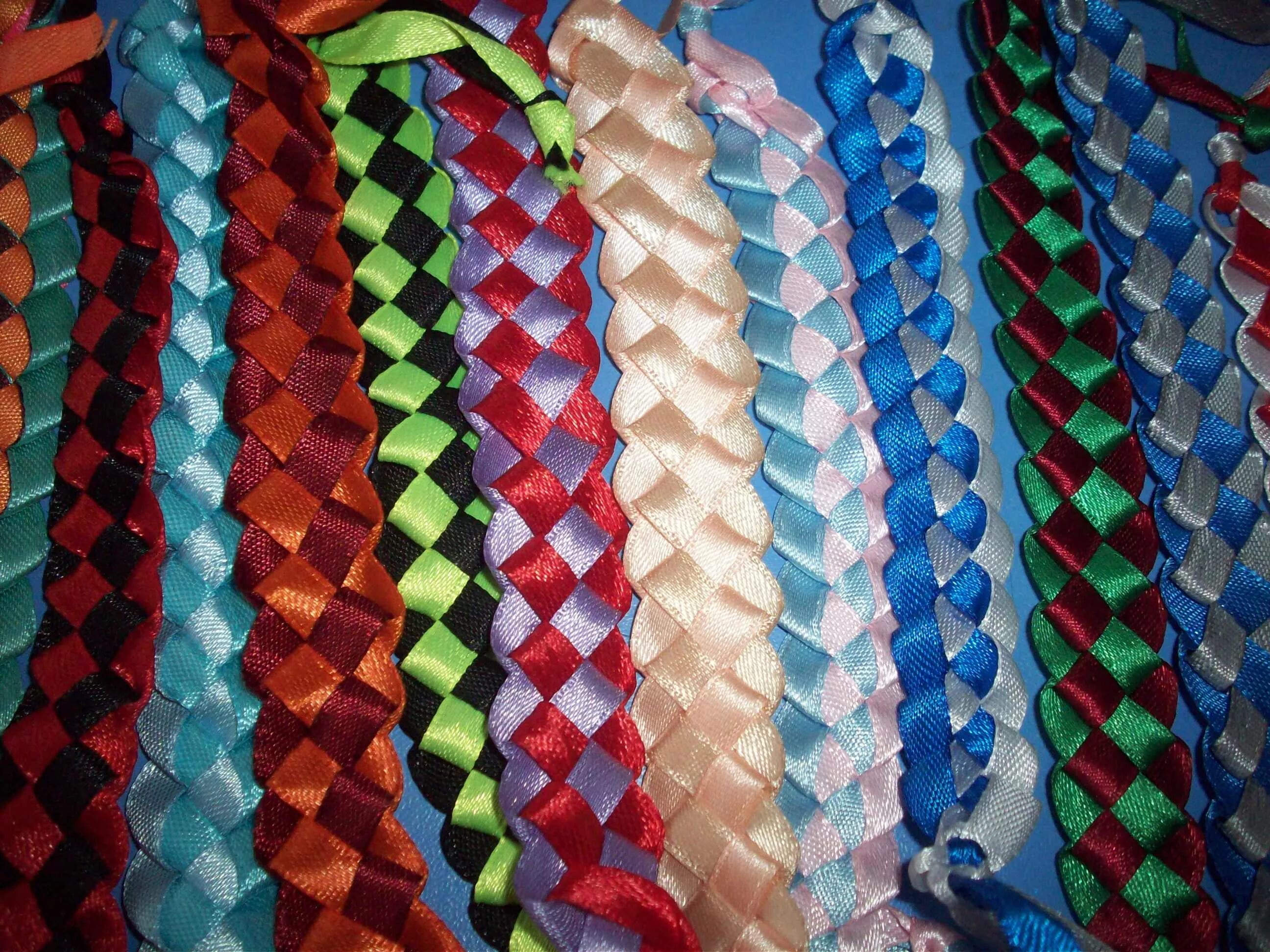 атласные фенечки. атласные фенечки. плетеные браслеты из лент. фенечка из лент. фенечки из ленточек.