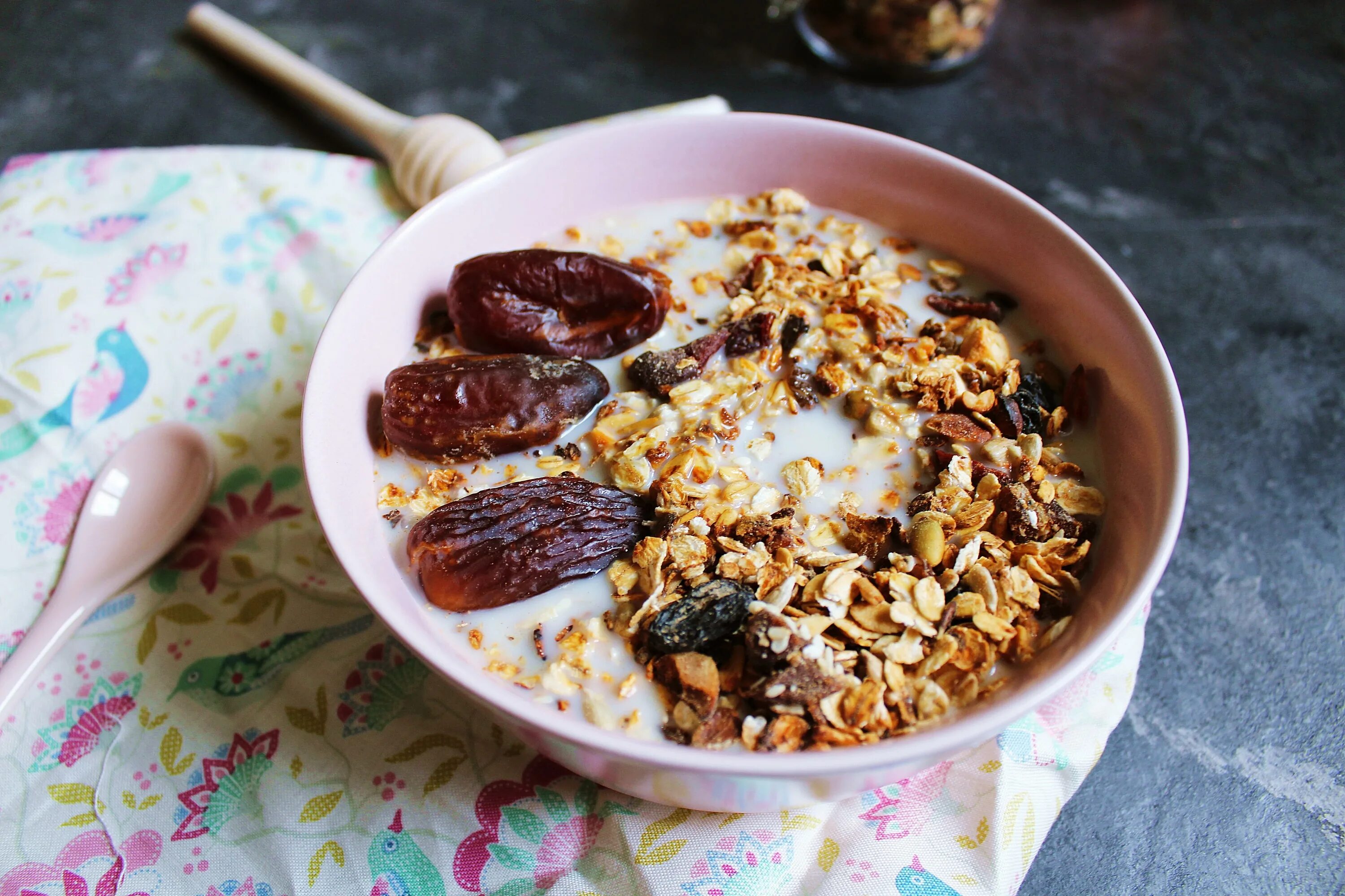 Каша с курагой рецепт. Овсянка, мюсли, гранола. Granola мюсли. Овсянка с орехами и сухофруктами. Овсяная каша с сухофруктами.