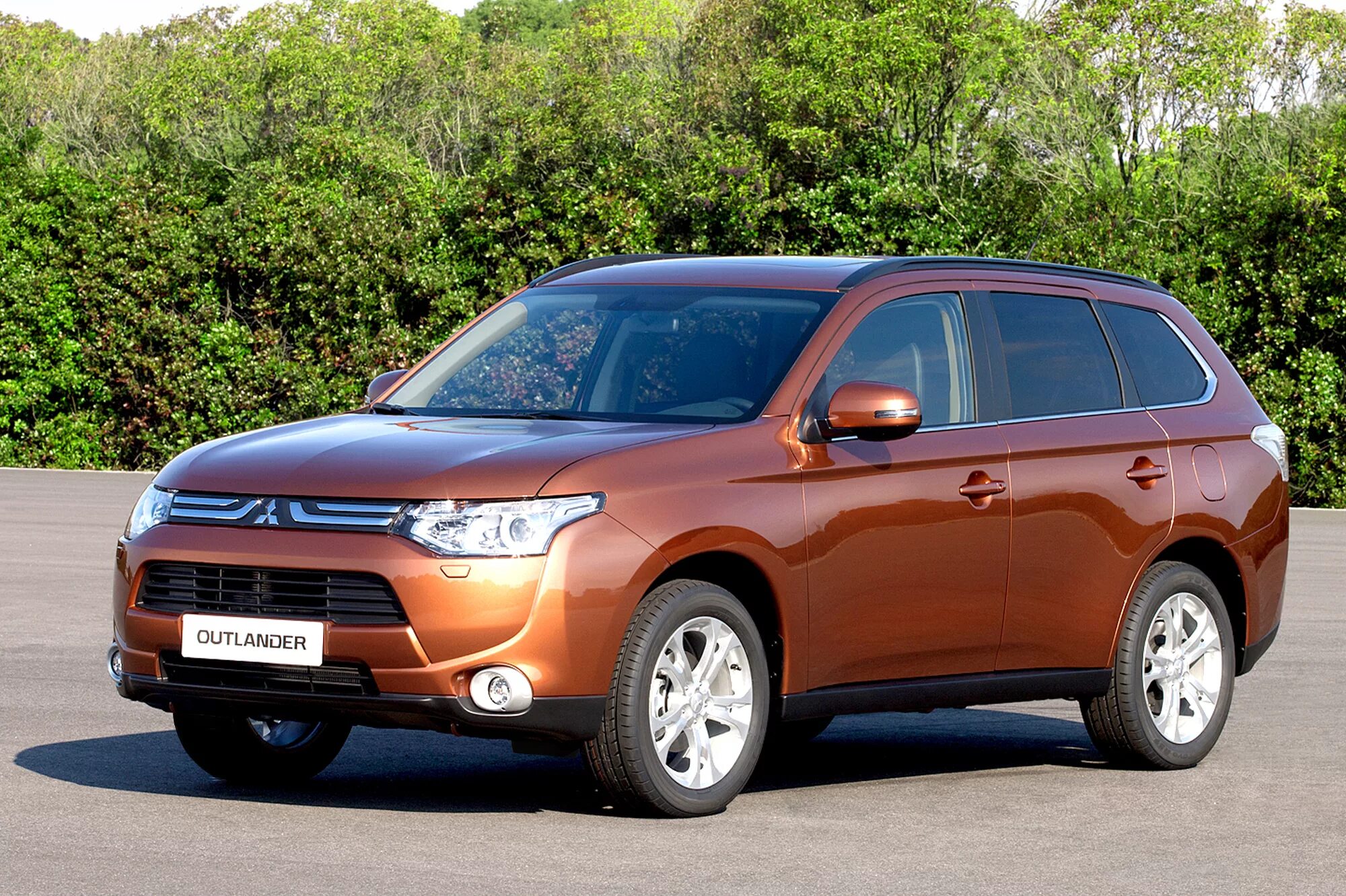 Мицубиси аутлендер россии. Mitsubishi Outlander 2013. Mitsubishi Outlander 2012. Митсубиши Аутлендер 2012. Кроссовер Митсубиси Аутлендер.