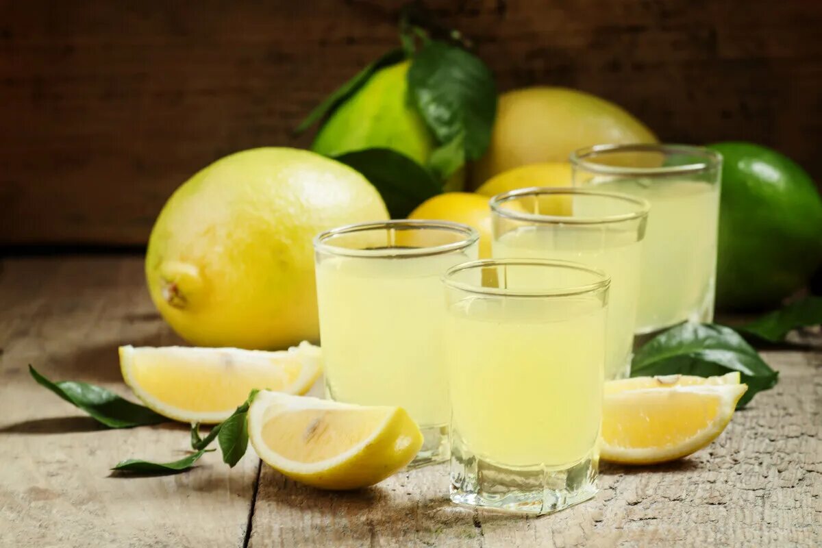 Вкусный лимончелло. Лимонный ликер Лимончелло. Лимонный ликёр Limoncello. Лимончелло итальянские ликёры.