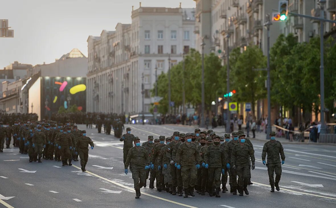 Военные идут. Подготовка к параду Победы 2020 в Москве. Военная улица. Парад на Тверской площади. Военные города России.