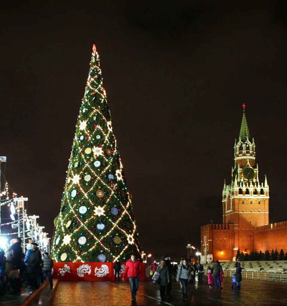 На красной площади елка стоит. Кремлевская елка. главная елка россии. московская кремлевская елка. кремлёвская ёлка на красной площади.