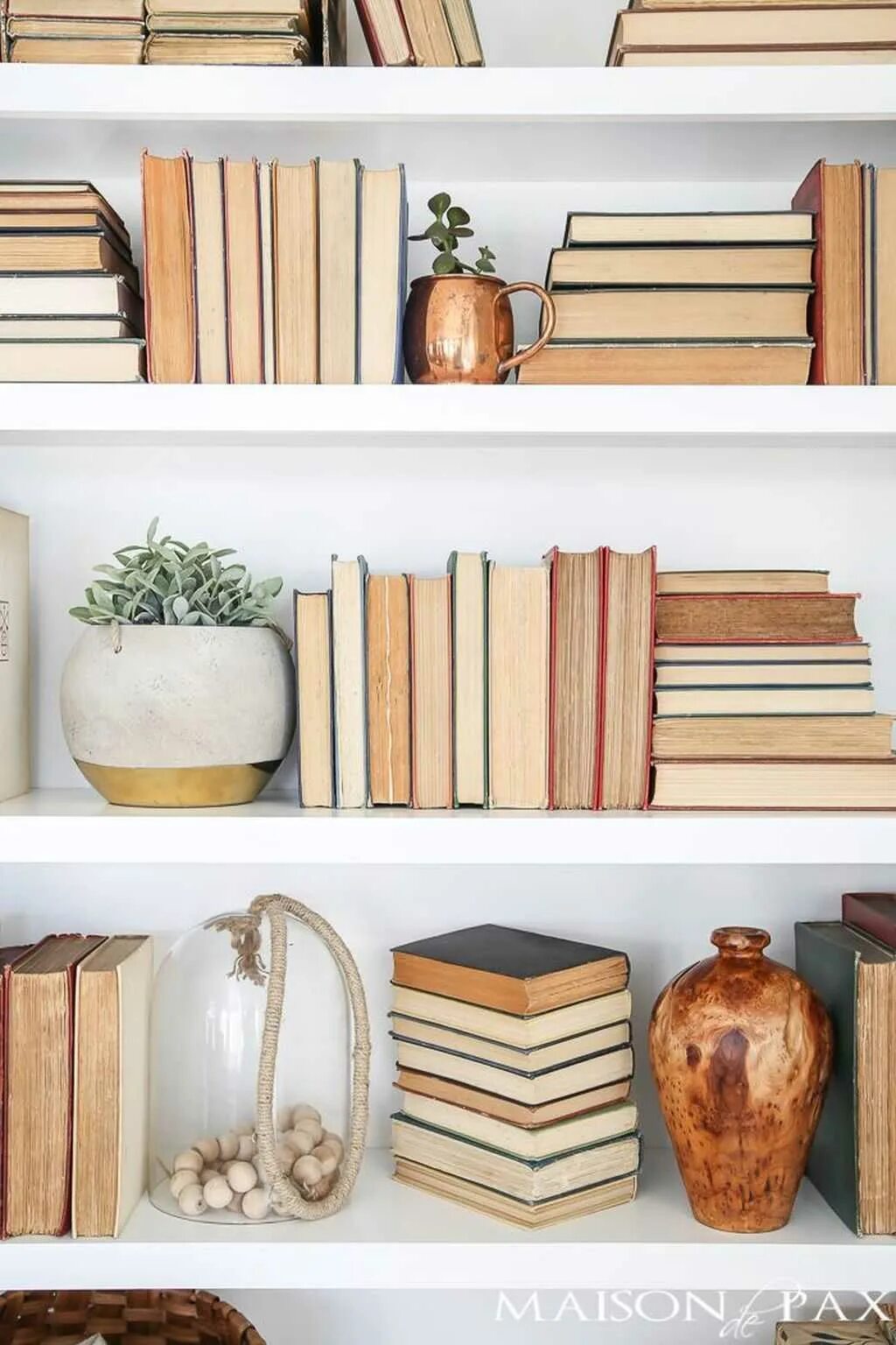 Сколько способов расставить книги на полке. Книжные полки. полка для книг. книги на полке. книжная полка декор.