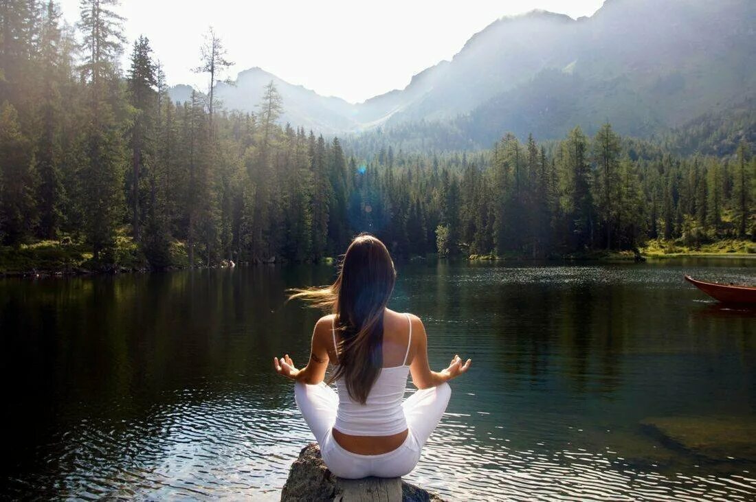 Спокойствие и гармония. Природа спокойствие. Девушка в горах. Горы спокойствие. Природа спокойствие души.