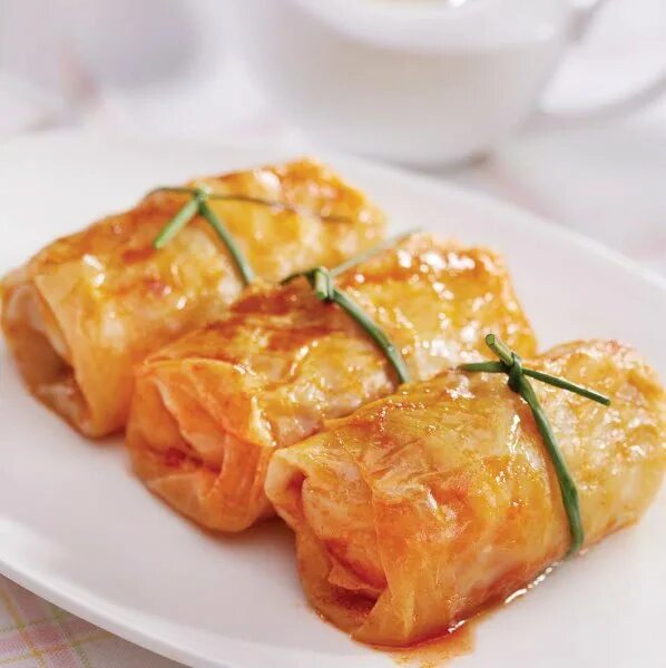 Голубцы в ресторане. Голубцы пекинские. Голубцы на тарелке. Голубцы красивая подача. Голубцы.