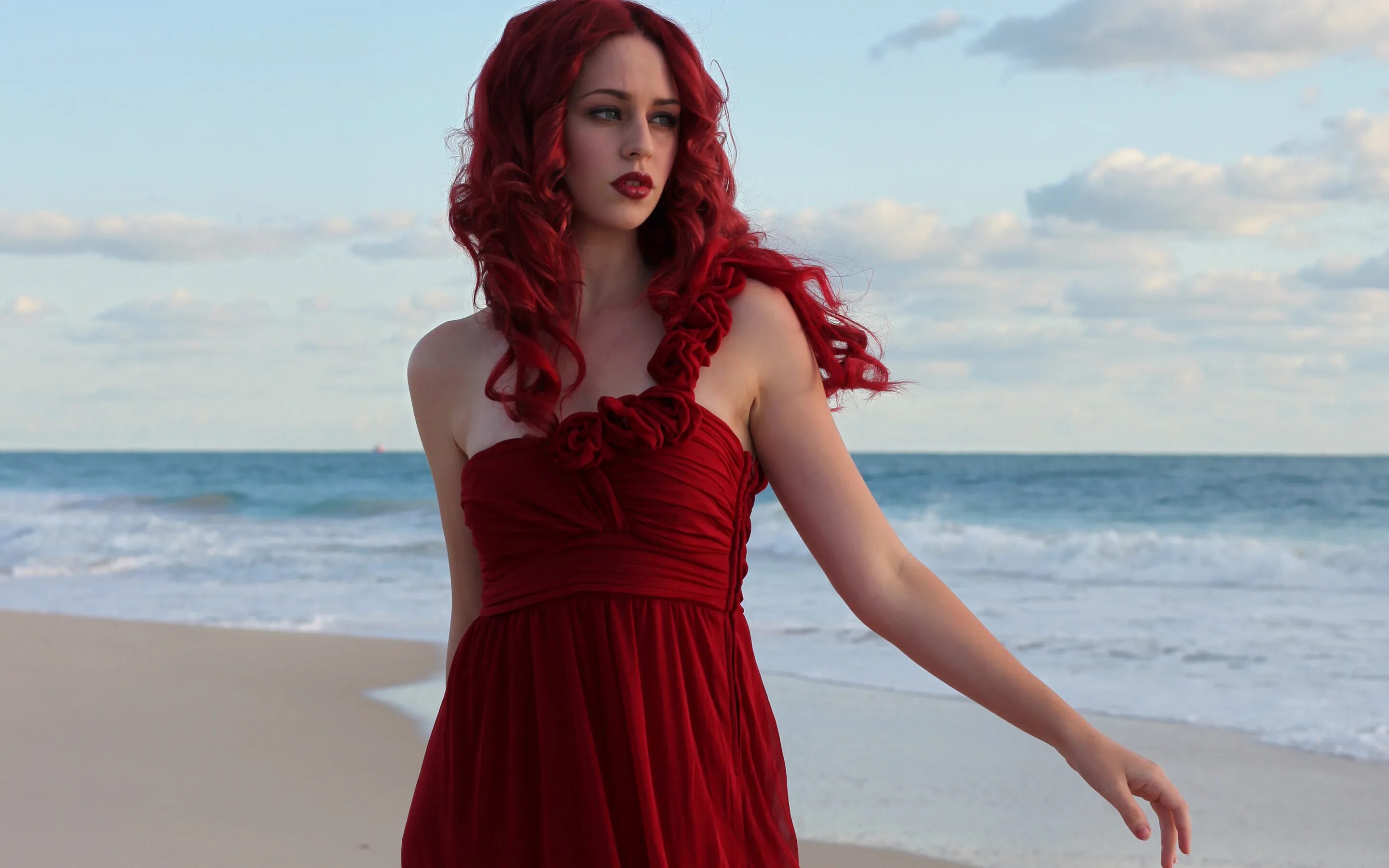 Девушка с красными волосами. Бордовые волосы у девушек. Девушка с красными волосами в платье. Рыжая девушка в Красном платье.