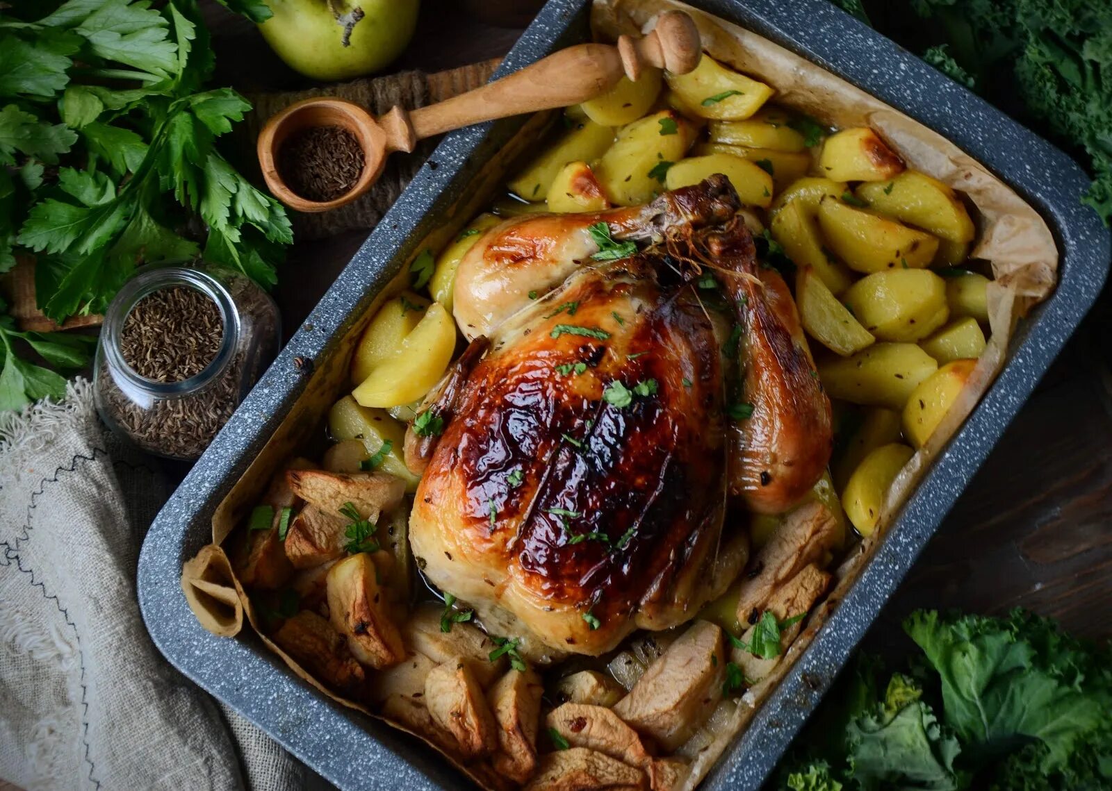 Индейка с овощами и картошкой в духовке. Курица фаршированная овощами. Курица с яблоками в духовке. Индейка с яблоками в духовке. Индейка запеченная с яблоками.