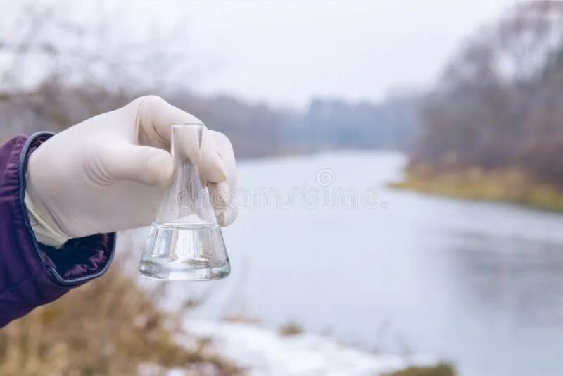 Давление в пробирке в воде. Проба воды в пробирке. Колбы с пробами воды. Пробирка с водой в руке. Две пробы воды в пробирках.