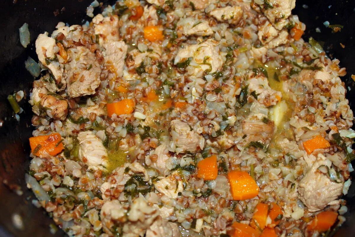 Рецепт свинины с гречкой в духовке. Гречка по купечески. гречка по-купечески с курицей. гречка по купечески в духовке. гречка по купечески с грибами.