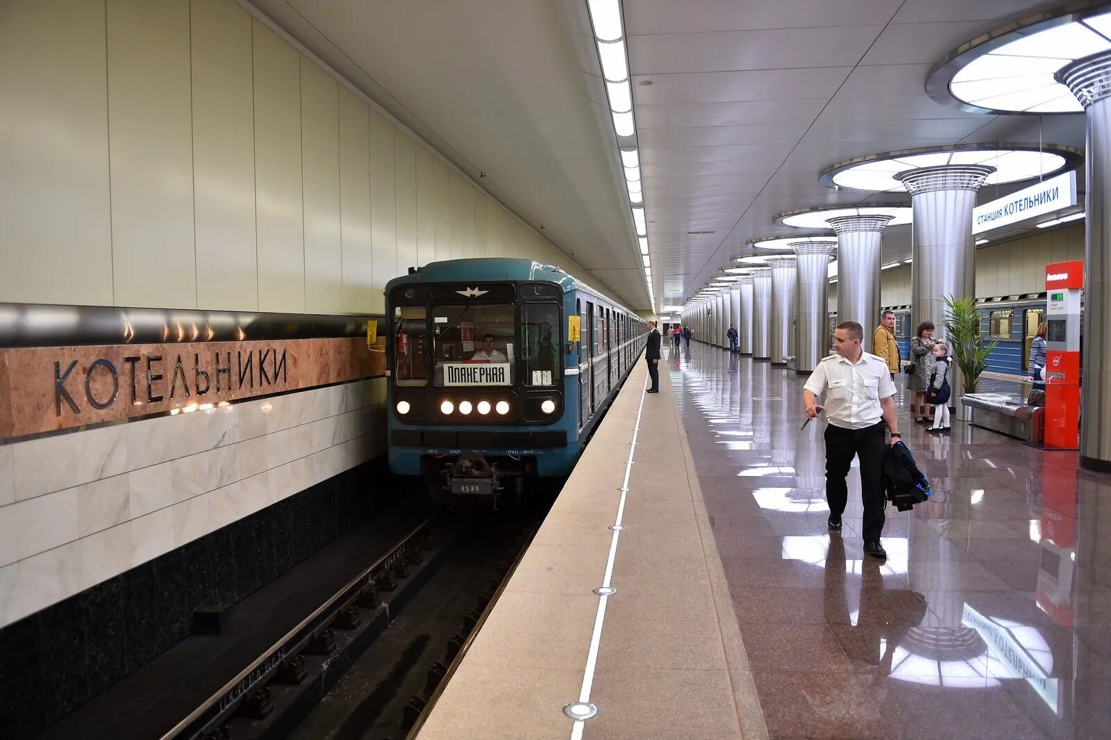 Живу в москве метро. Московский метрополитен станция Котельники. Станция метро Котельники, Котельники. Станция Московского метро Котельники. Платформа метро Котельники.