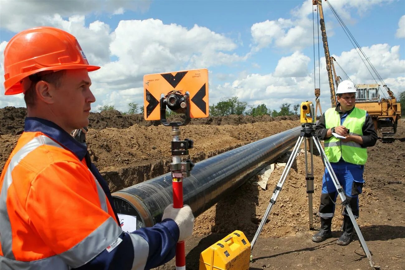 Ремонтные работы на газопроводе. Контроль качества в строительстве. Геодезические работы в строительстве трубопроводов. Стройка газопровода. Строительный контроль газопровода.