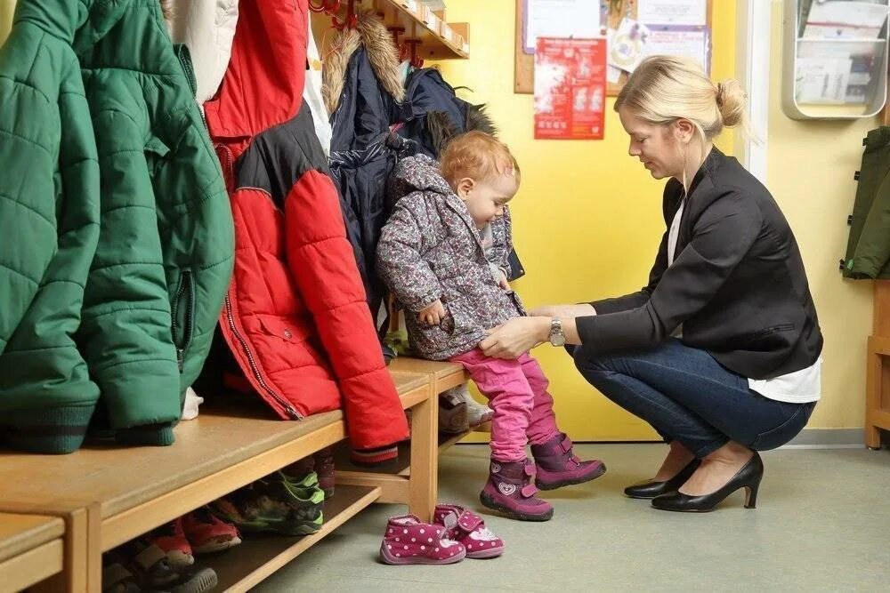 Дети собираются на прогулку. Ребенок одевается. Мама одевает ребенка в детском саду. Одевание в детском саду. Ребенок одевается в садике.