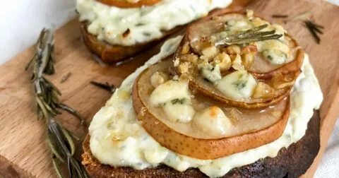 Брускетта с грушей и сыром