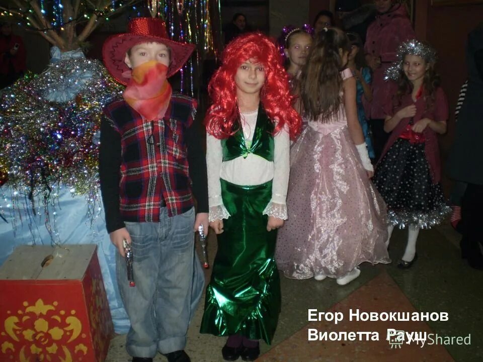 Новогодняя песня новый год ёлка шарики хлопушки. Новогодняя песня елка шарики хлопушки. Новогодняя песенка новый год новый год елка шарики хлопушки. Дискотека серпантин. Песня ёлка шарики хлопушки.