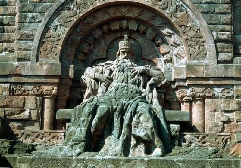Сердар дениз. Рутгер хауэр барбаросса. Барбаросса фото. Барбаросса фото. Барбаросса король.