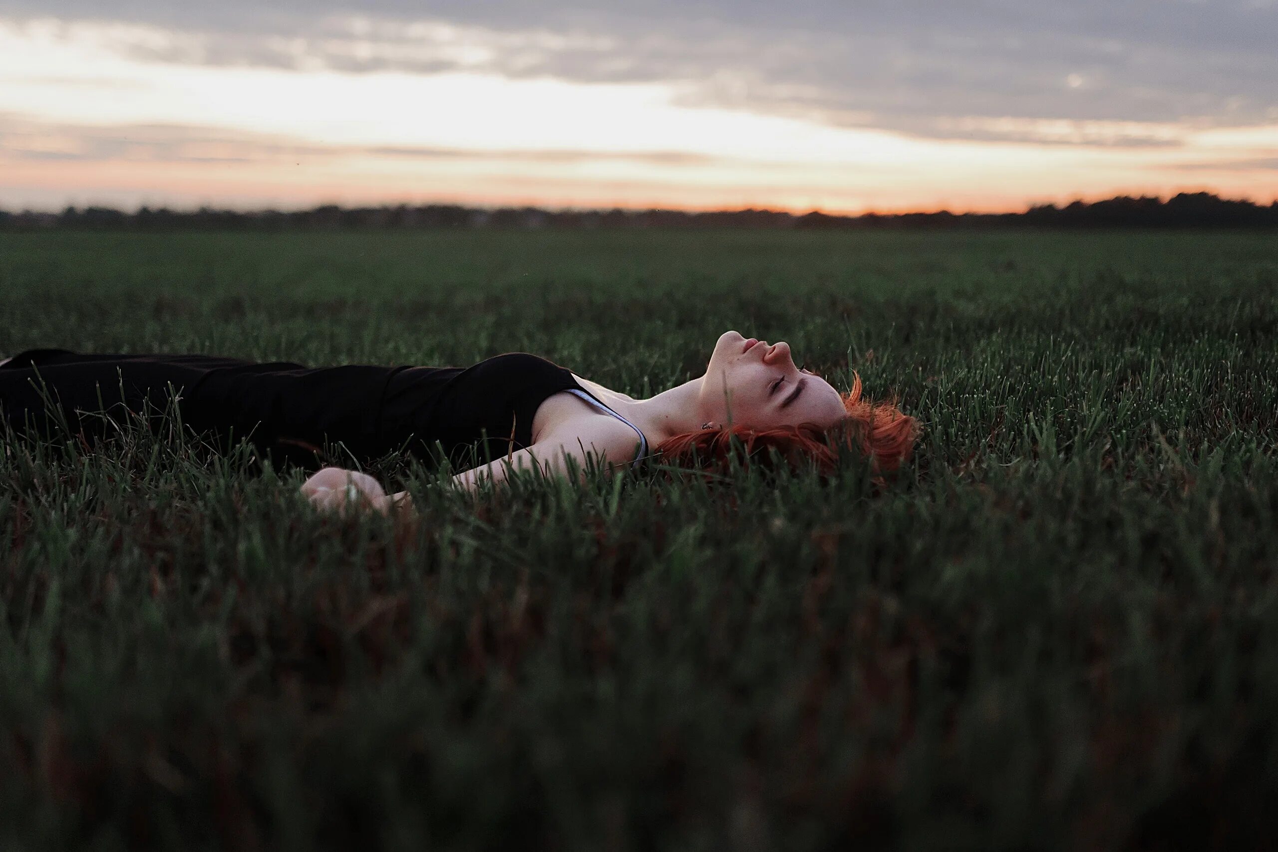 Однажды вечером в траве. Девочка лежит в поле. Лежит на траве. Девушка лежит. Девушка лежит в поле.