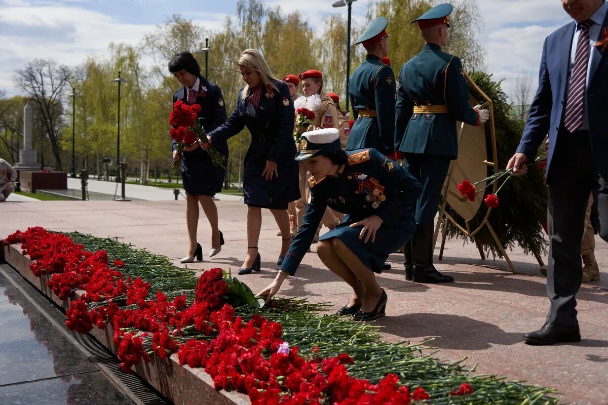 У могилы неизвестного солдата песня. Возложение цветов к могиле неизвестного солдата в Москве. Возложение цветов детьми к памятнику неизвестного солдата. Возложение цветов к могиле неизвестного солдата 88. Цветы ветеранам.