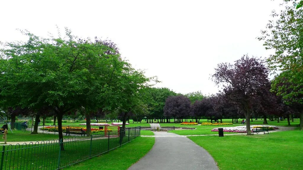 A park is near. Парк с детской площадкой. A park is near. Парк лавочка англия. A park is near.